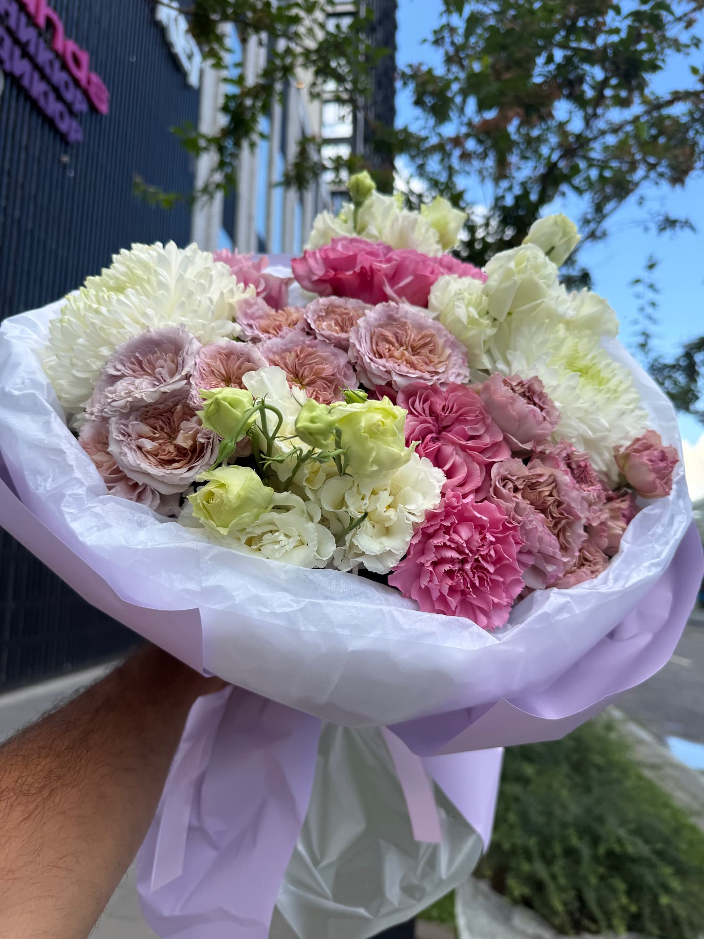 Rosa — Пионовидные розы, гвоздика, эустома, хризантема